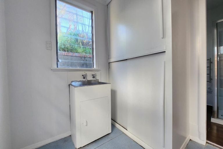 Photo of property in 5a Randwick Road, Northland, Wellington, 6012