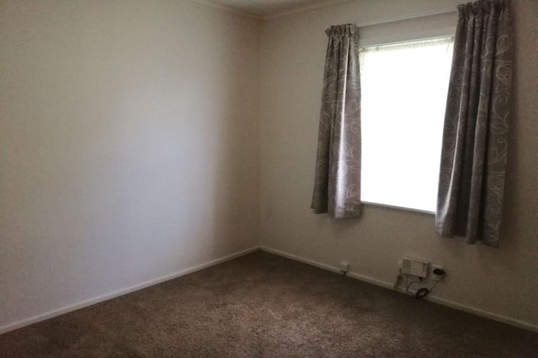 Photo of property in 37 Stewart Drive, Newlands, Wellington, 6037