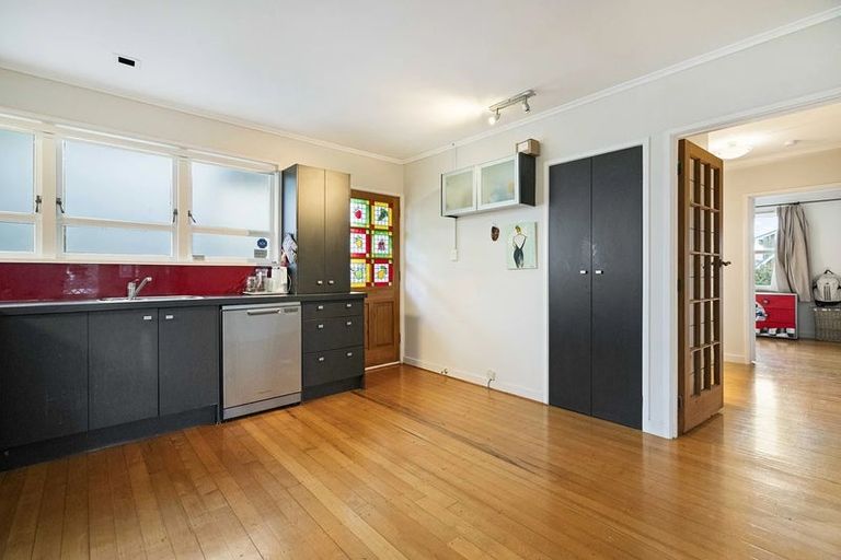 Photo of property in 2a Waller Avenue, Bucklands Beach, Auckland, 2012