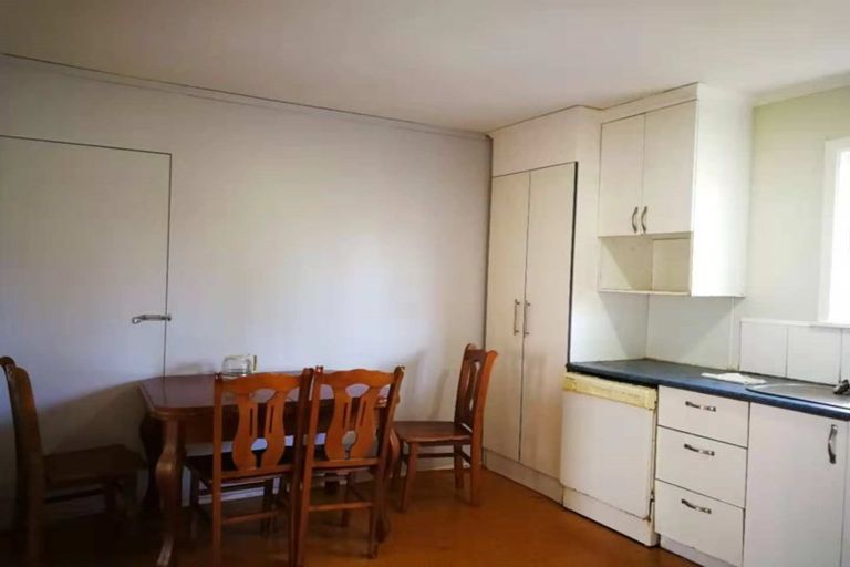 Photo of property in 16 Larnoch Road, Henderson, Auckland, 0610