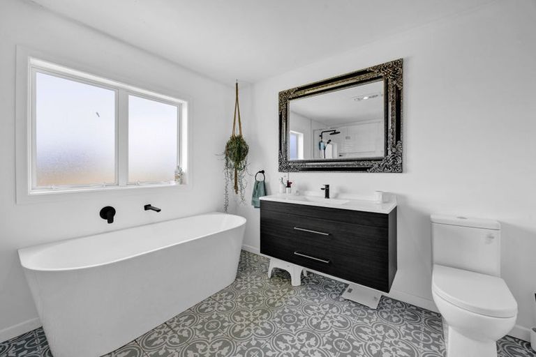 Photo of property in 1 Waingongoro Road, Cardiff, Stratford, 4391