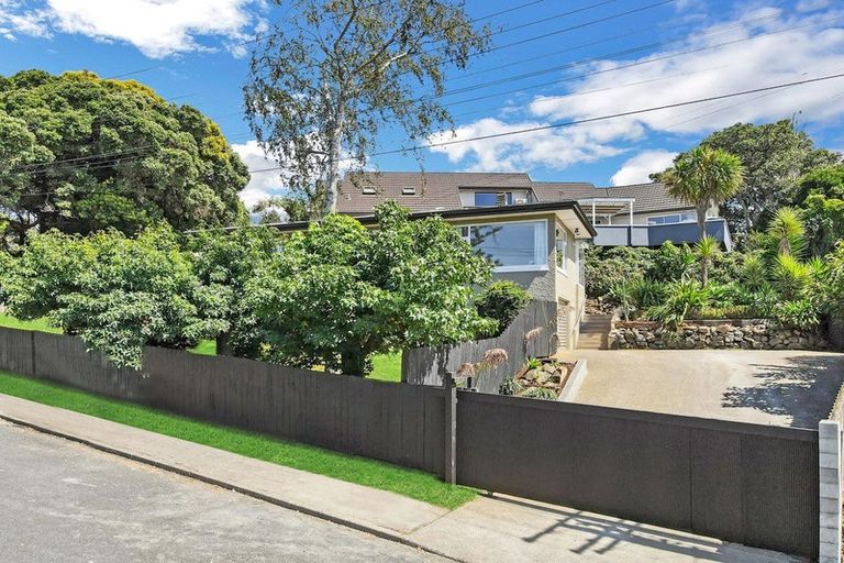Photo of property in 2 Fairmount Road, Titirangi, Auckland, 0604