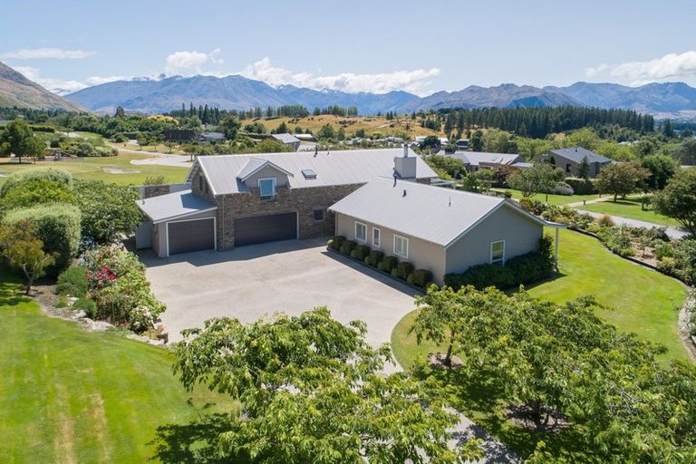 Photo of property in 2 Elderberry Crescent, Wanaka, 9305