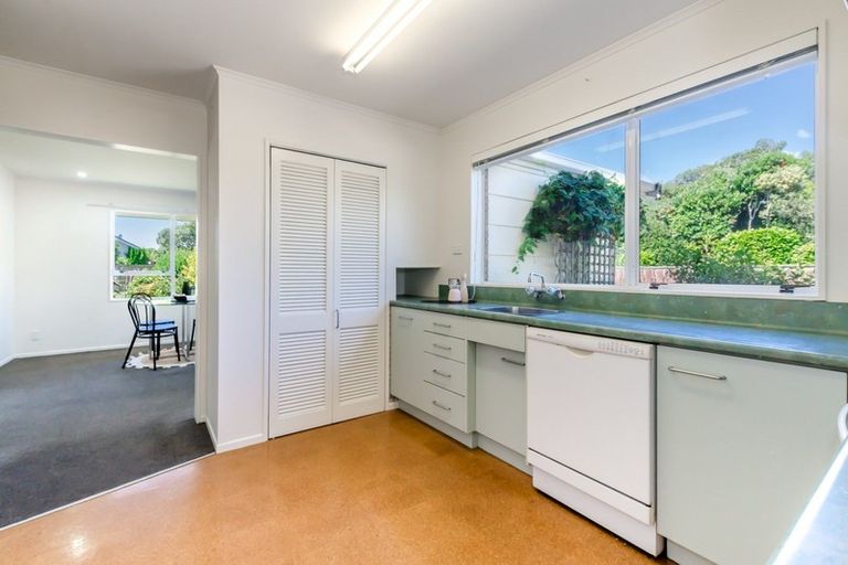 Photo of property in 2a Rewarewa Crescent, Waikanae, 5036