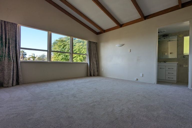 Photo of property in 77 Beechdale Crescent, Pakuranga Heights, Auckland, 2010