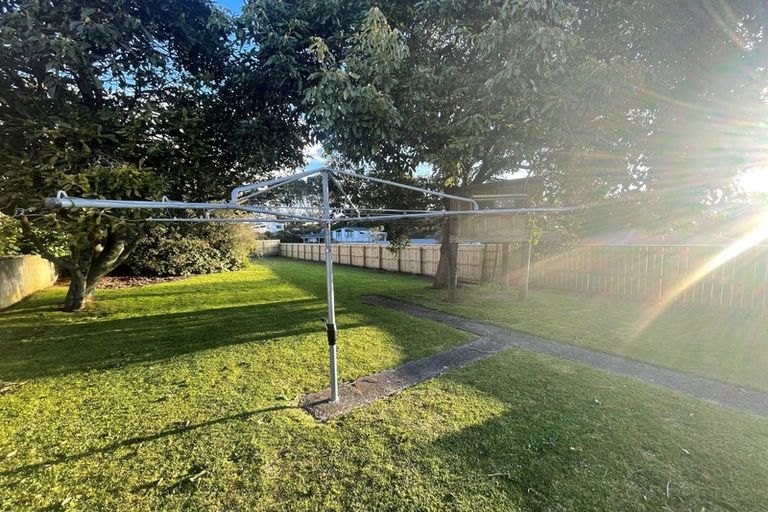 Photo of property in 40 Waiwaka Terrace, Strandon, New Plymouth, 4312