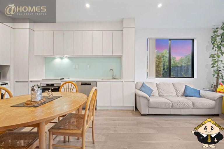 Photo of property in 5e Beach Road, Te Atatu Peninsula, Auckland, 0610