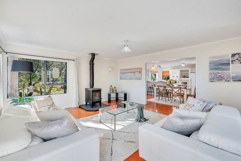 Photo of property in 215 Kaipara Road, Papakura, 2582