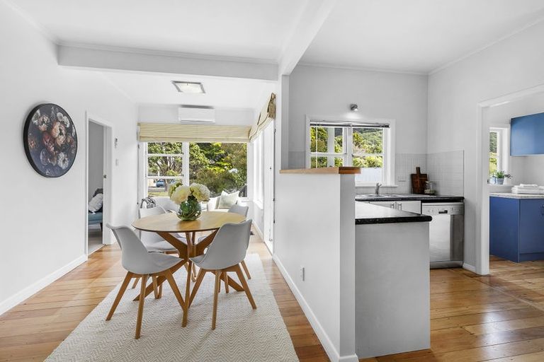 Photo of property in 18 Hampton Hill Road, Tawa, Wellington, 5028
