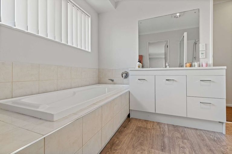 Photo of property in 11 O'sullivan Place, Waiuku, 2123