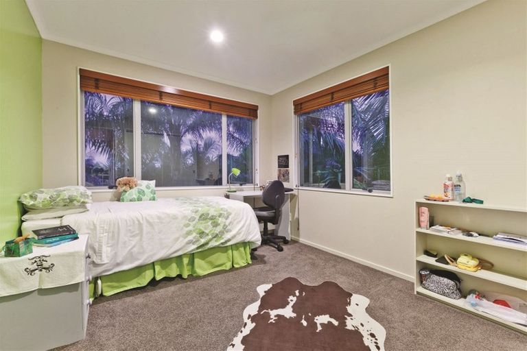 Photo of property in 162 Kittiwake Drive, Schnapper Rock, Auckland, 0632