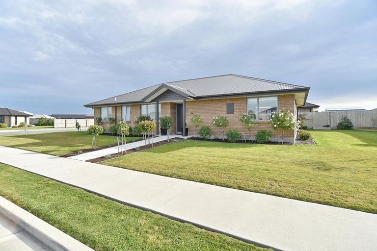 Photo of property in 2 Grasmere Close, Rangiora, 7400