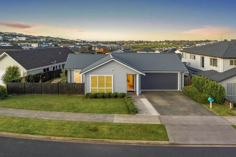 Photo of property in 8 Vue Terrace, Silverdale, 0932