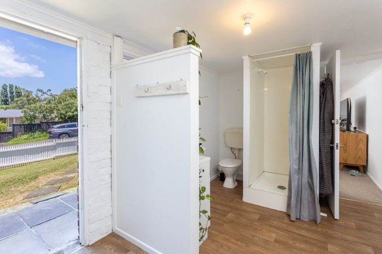 Photo of property in 18 Deuxberry Avenue, Northcote, Auckland, 0627