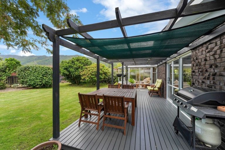 Photo of property in 3 Rewarewa Crescent, Waikanae, 5036