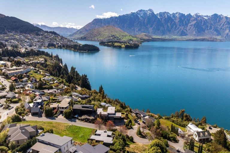 Photo of property in 6 Whitbourn Place, Fernhill, Queenstown, 9300