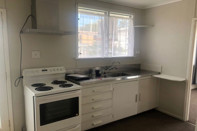 Photo of property in 6 Taipari Road, Te Atatu Peninsula, Auckland, 0610