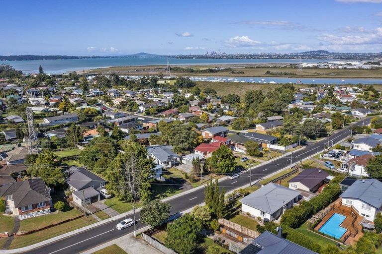 Photo of property in 17 Lyndhurst Road, Te Atatu South, Auckland, 0610