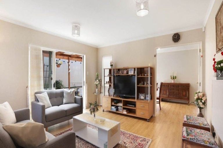 Photo of property in 1 Stolford Crescent, New Lynn, Auckland, 0600