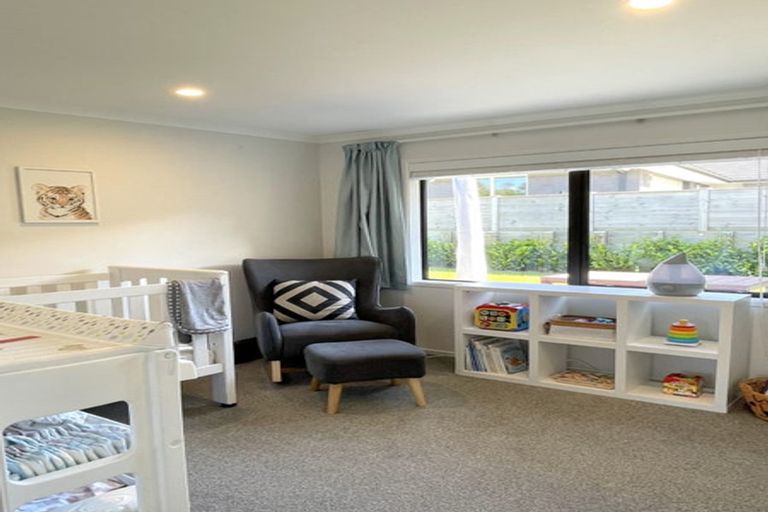 Photo of property in 17 Mooring Close, Whitby, Porirua, 5024