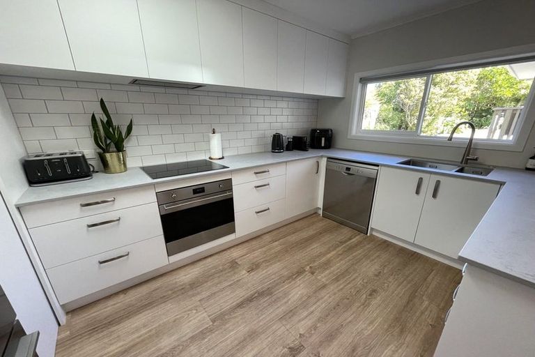 Photo of property in 6 Alder Place, Newlands, Wellington, 6037