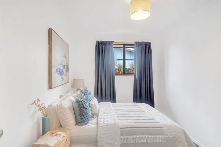 Photo of property in 12 Esher Place, Saint Martins, Christchurch, 8022