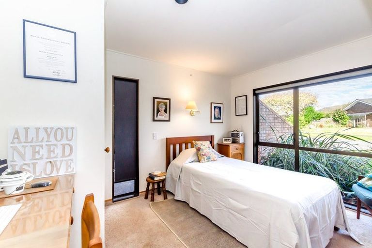 Photo of property in 1 Manu Grove, Waikanae, 5036