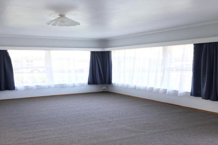 Photo of property in 32 Raleigh Road, Northcote, Auckland, 0627