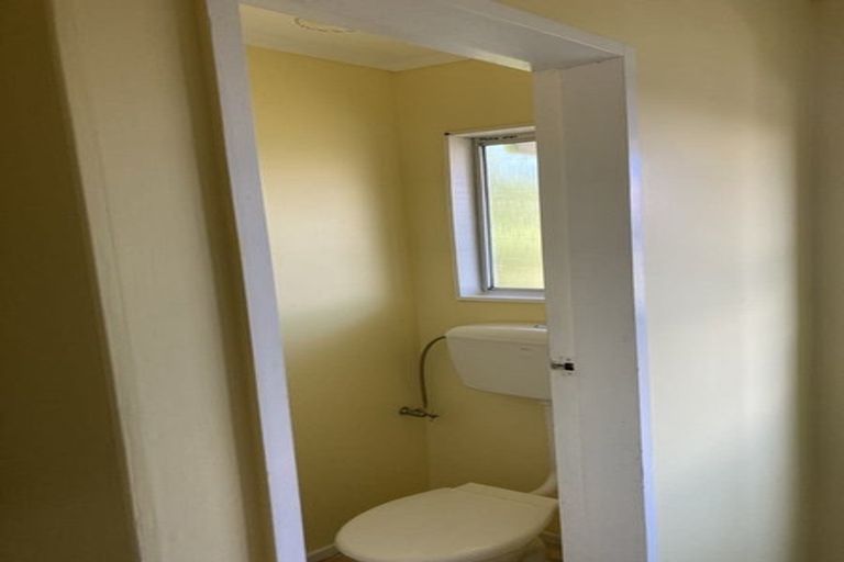 Photo of property in 8a Longcroft Terrace, Newlands, Wellington, 6037