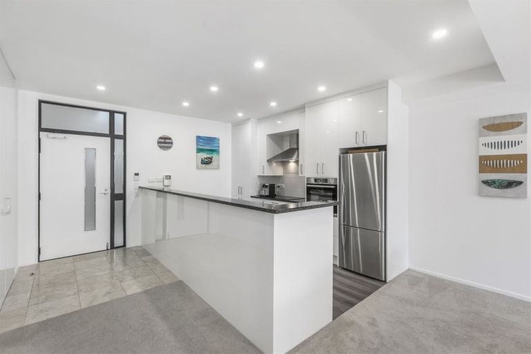 Photo of property in 2a/2 Frieston Road, Milford, Auckland, 0620