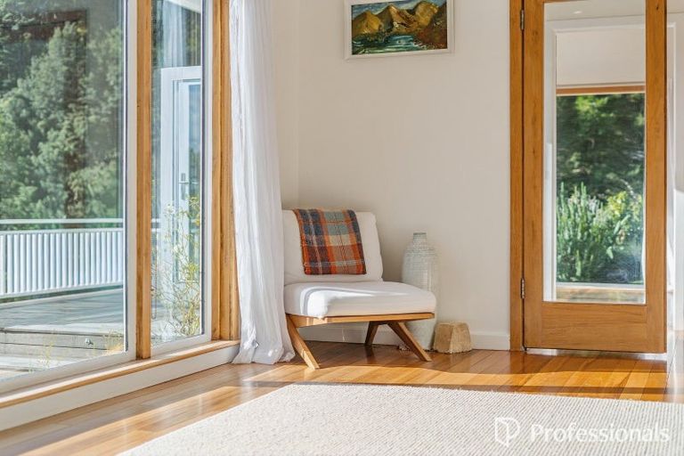 Photo of property in 31 Walter Road, Lowry Bay, Lower Hutt, 5013
