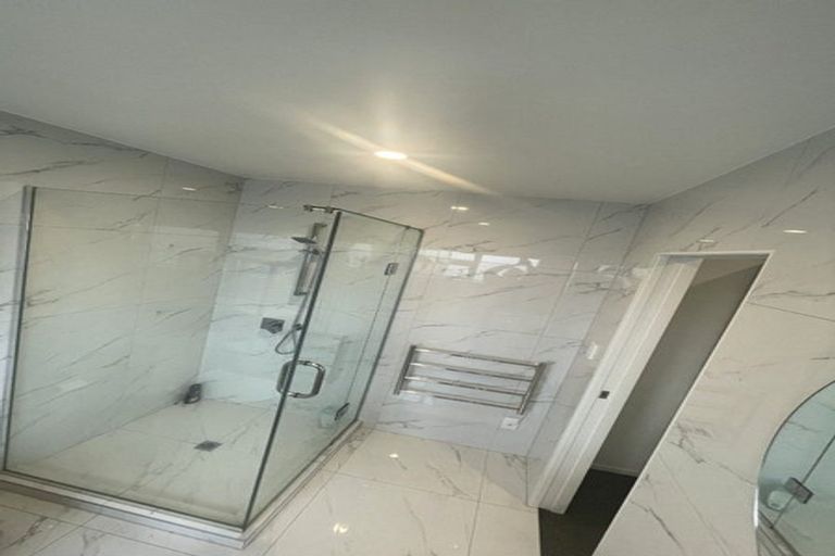 Photo of property in 1/4214a Great North Road, Glendene, Auckland, 0602