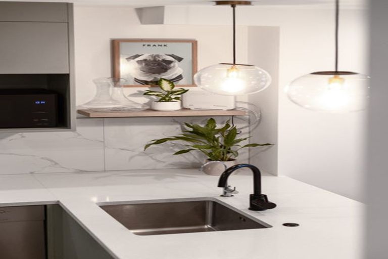 Photo of property in 1 Royal View Road, Te Atatu South, Auckland, 0610