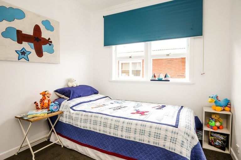 Photo of property in 10 Royal View Road, Te Atatu South, Auckland, 0610