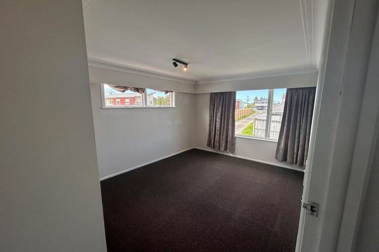 Photo of property in 33 School Road, Te Atatu South, Auckland, 0610