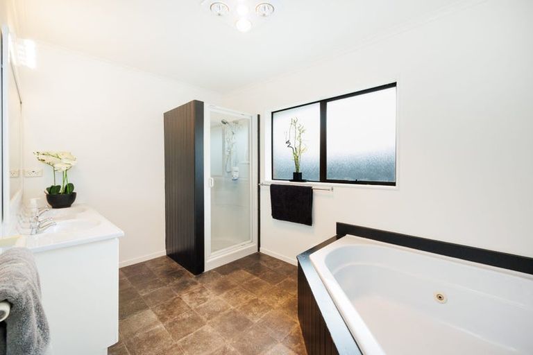 Photo of property in 77 Pacific Drive, Fitzherbert, Palmerston North, 4410