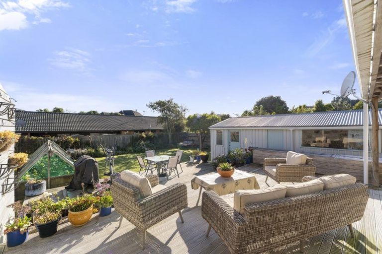 Photo of property in 8 Kaitawa Crescent, Paraparaumu, 5032