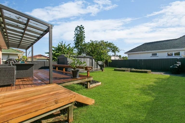 Photo of property in 11 Hereford Street, Te Atatu Peninsula, Auckland, 0610