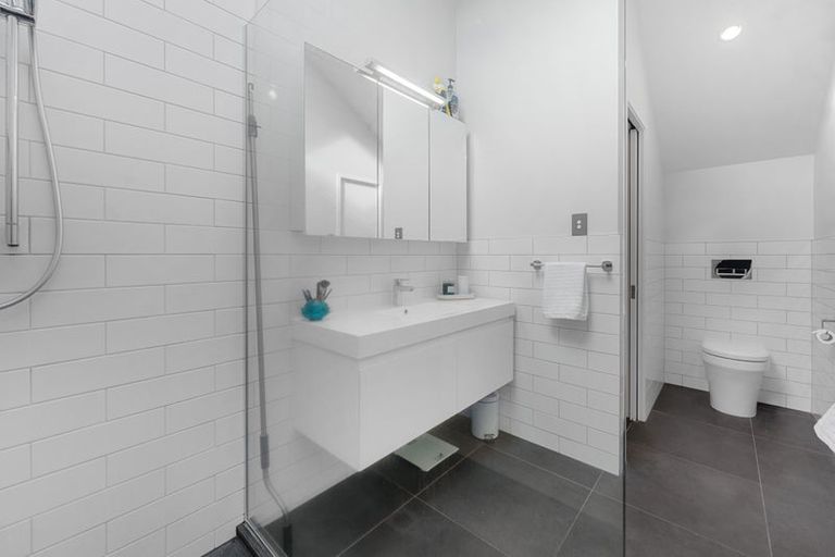 Photo of property in 2/8 Phillip Parade, Forrest Hill, Auckland, 0620