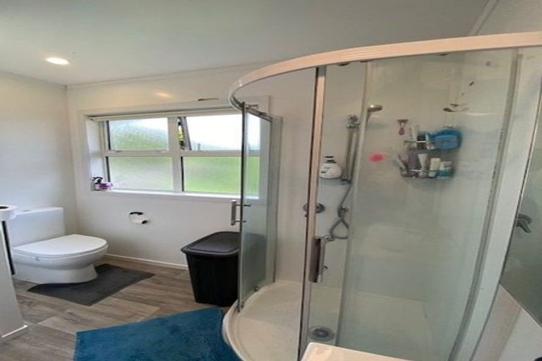 Photo of property in 32 Kenmore Street, Newlands, Wellington, 6037