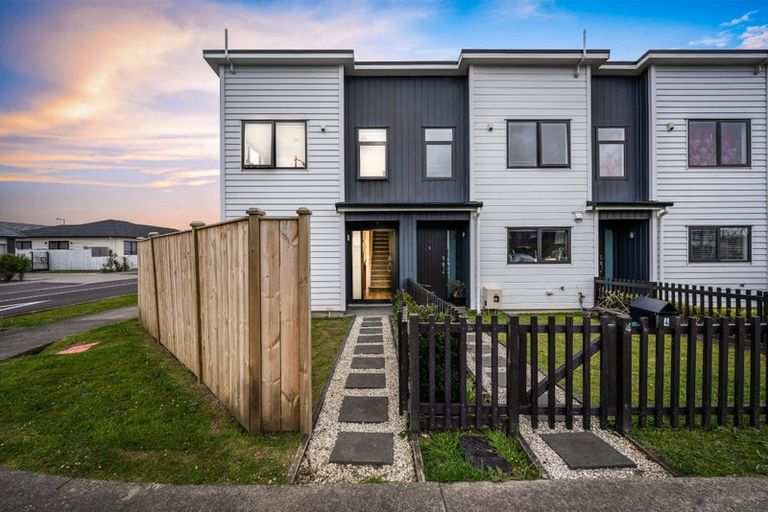 Photo of property in 2 Lumbarda Drive, Kumeu, 0810