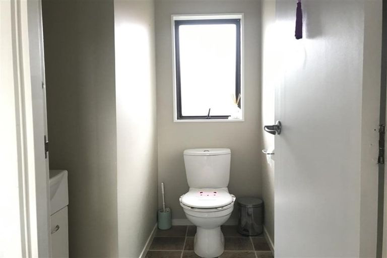 Photo of property in 12 Cassandra Grove, Totara Vale, Auckland, 0629