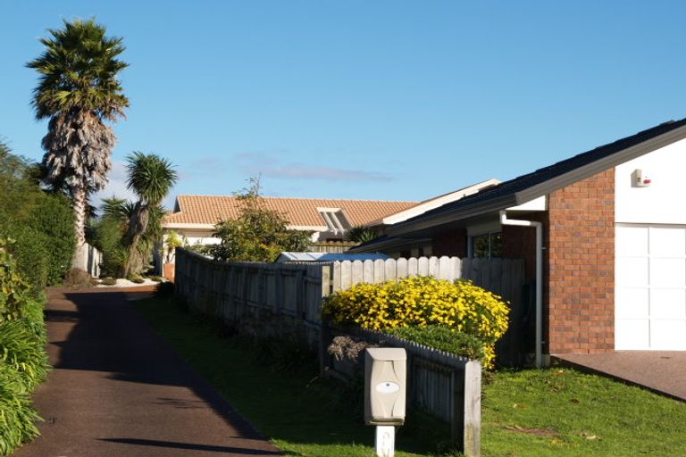 Photo of property in 10 Simon Owen Place, Golflands, Auckland, 2013