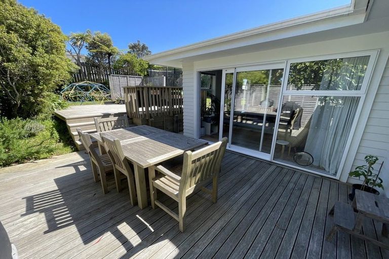 Photo of property in 6 Alder Place, Newlands, Wellington, 6037