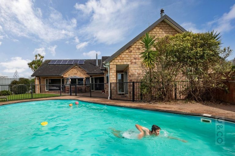 Photo of property in 17 Deacon Road, Riverhead, Kumeu, 0892