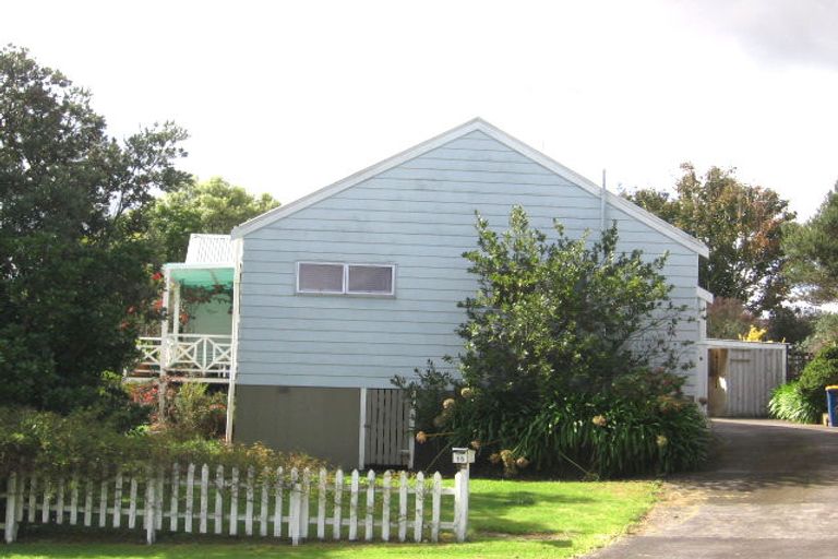 Photo of property in 15 Farwood Drive, Henderson, Auckland, 0612