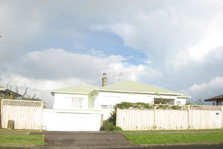 Photo of property in 1/33 Mellons Bay Road, Mellons Bay, Auckland, 2014