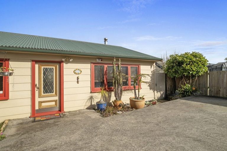 Photo of property in 1/230 East Coast Road, Forrest Hill, Auckland, 0620