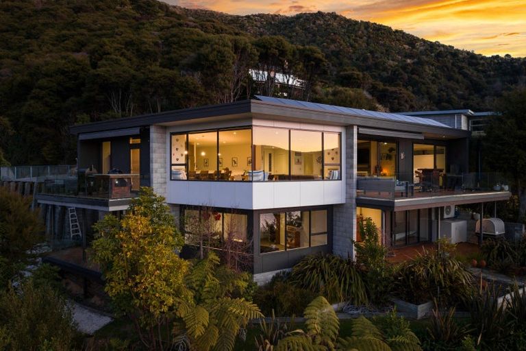 Photo of property in 27 Amelia Crescent, Waikawa, Picton, 7220