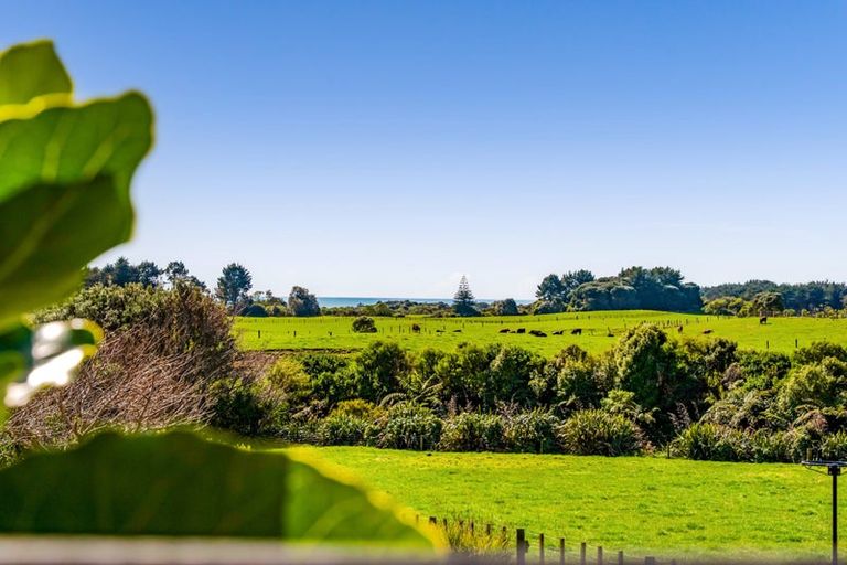 Photo of property in 4 Vardon Way, Waiwhakaiho, New Plymouth, 4312